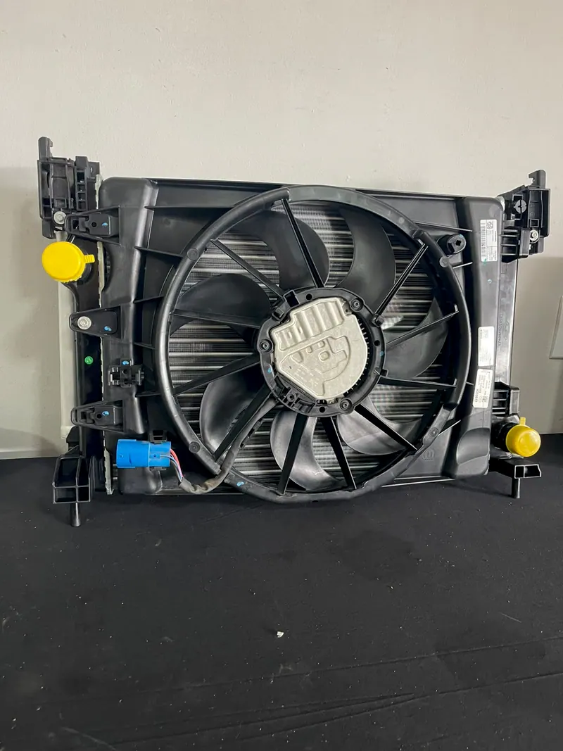Radiador com eletroventilador e reservatório, em cima da bancada